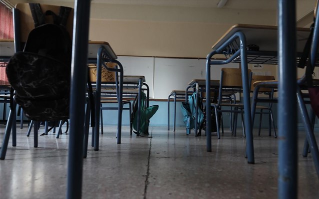 Κορωνοϊός και γρίπη «αδειάζουν» τις σχολικές αίθουσες