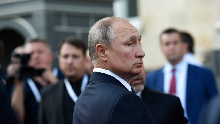 Πούτιν: Απειλεί με «σοβαρές συνέπειες» αν μπει πλαφόν στην τιμή του ρωσικού πετρελαίου